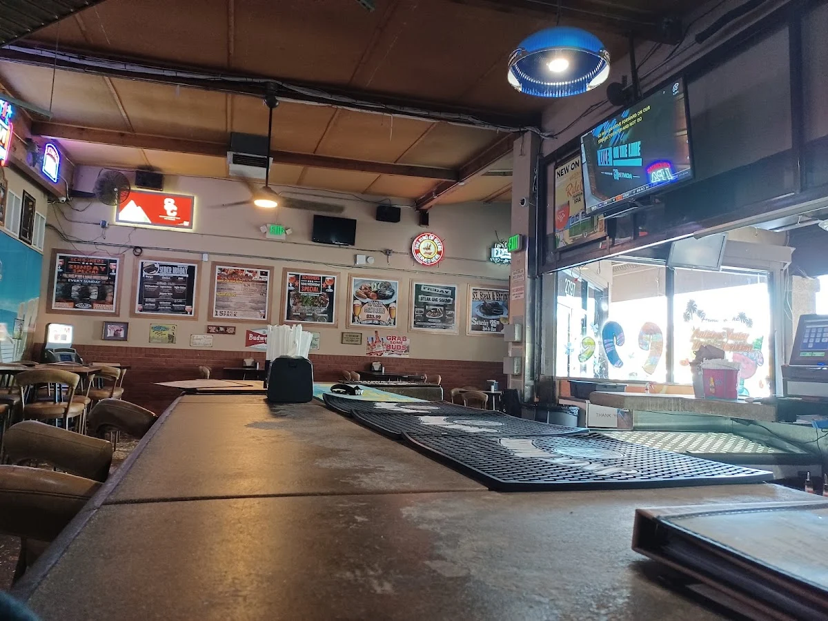 Schooners Patio Grille business photo